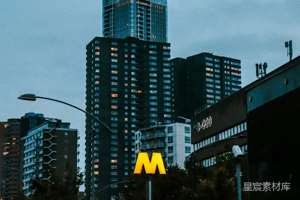 城市天际线前方的一家麦当劳标志