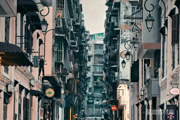 高清摄影 一条狭窄的城市街道，两旁是高大的建筑物。