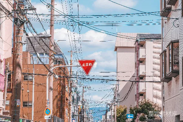 高清摄影 一个红色街道标志挂在建筑物的一侧。