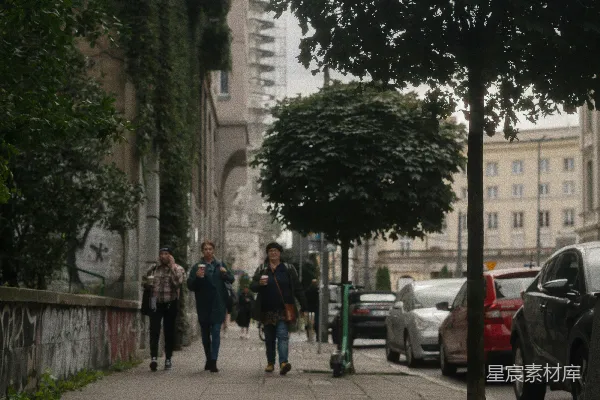 高清摄影 一群人沿着人行道行走。