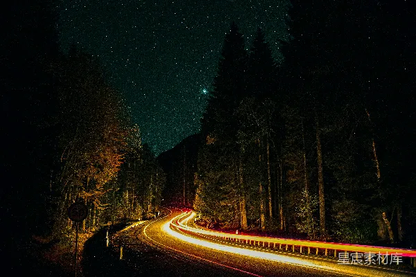 夜空星河下路面上的光轨。