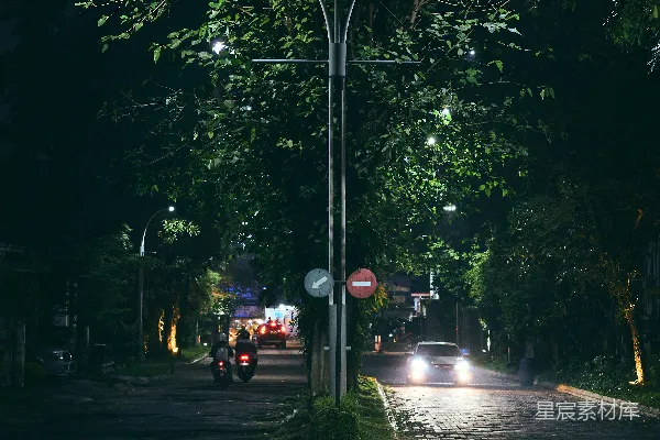 高清摄影 一辆汽车在夜晚的街道上行驶。