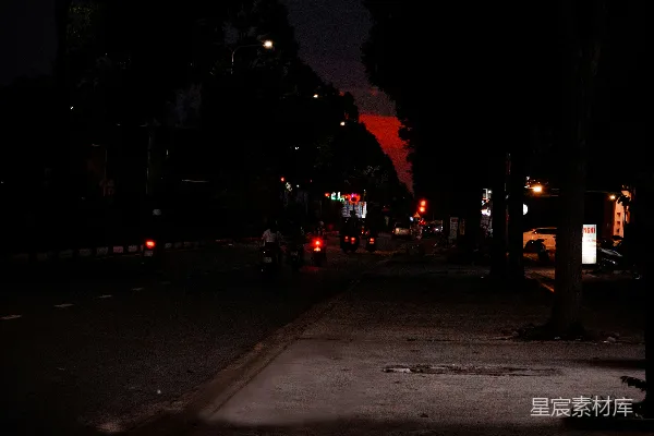 高清摄影 一条夜晚的街道，街道上有路灯照明。