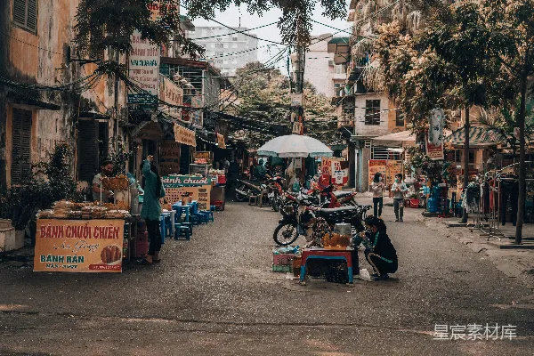高清摄影 一个街道场景，有人和一辆摩托车。