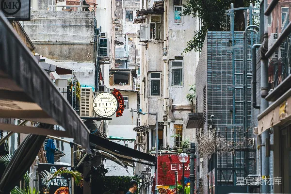 高清摄影 一条狭窄的城市街道，有许多建筑。