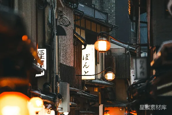 高清摄影 一群人沿着高大建筑物旁的街道行走