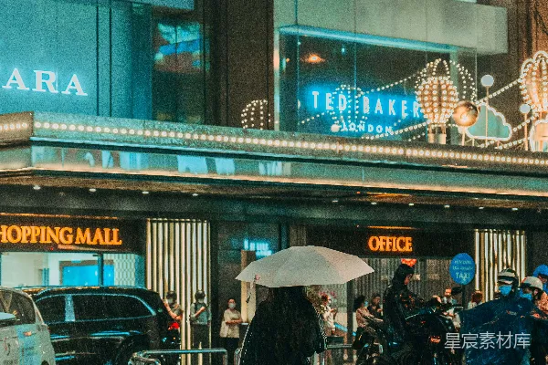 高清摄影 一个打着伞的人在雨中过马路。