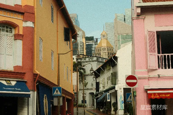 高清摄影 一条城市街道，街道两边各有一些建筑。