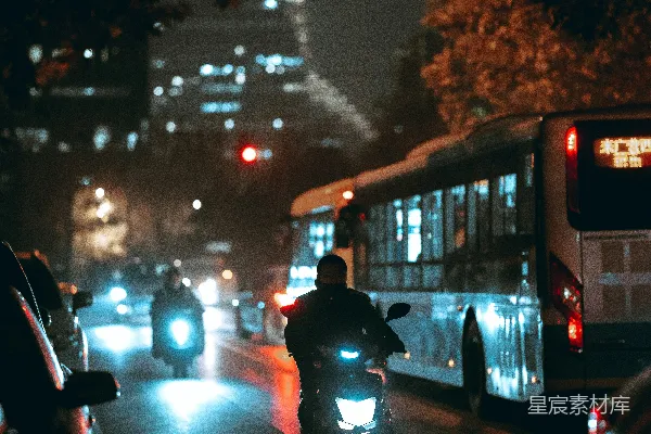 高清摄影 人们在夜间走在人行道上