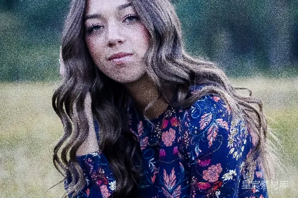 高清摄影 聚焦于身穿蓝色和白色 Floral 衣服的女子侧面，背景是草地的照片