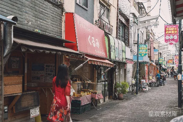 高清摄影 一位穿着红色和服的女子在街上行走。