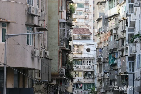 高清摄影 一条充满高楼大厦的城市街道