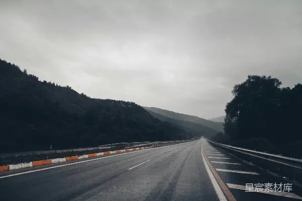 高清摄影 一条路，背景是山
