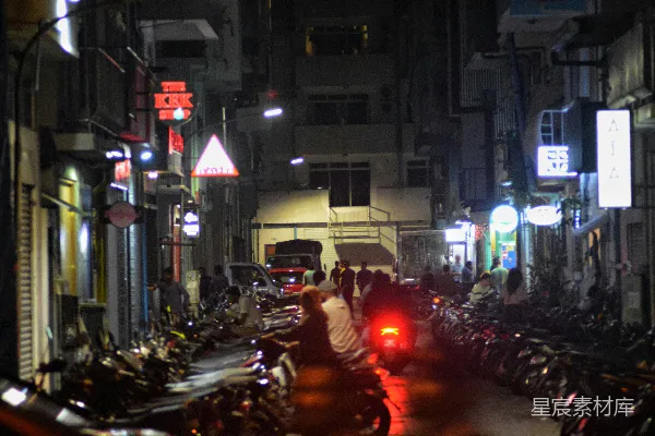 高清摄影 一群摩托车停在街道的一侧。