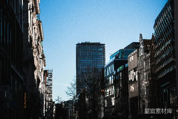 高清摄影 一个人沿着街道行走，旁边是高楼大厦。