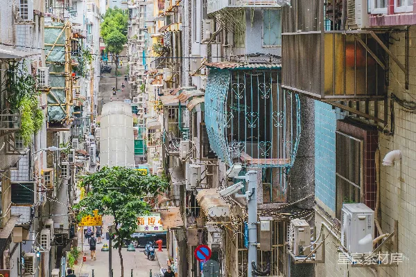 高清摄影 一条狭窄的城市街道，人们在上面行走。