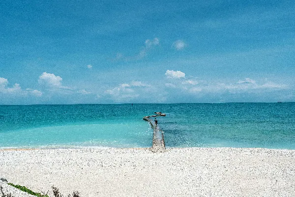 一片海滩景色，水清如蓝。