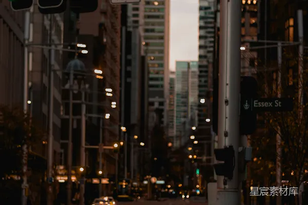 高清摄影 一个女人在夜晚的城市街道上过马路。