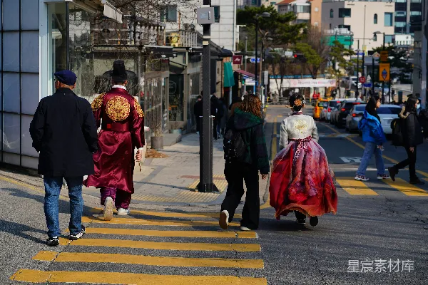 一群人在街上行走