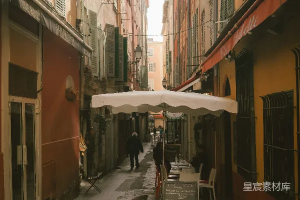 高清摄影 一条狭窄的街道，人们在上面行走。