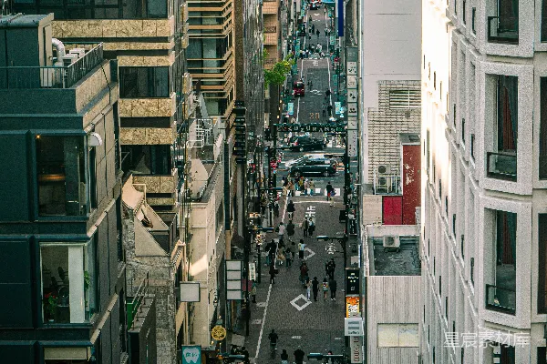 一条满是高楼林立的城市街道