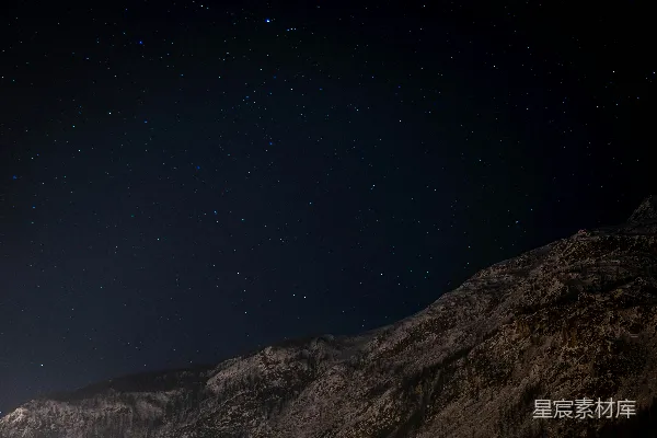 夜空中有繁星点缀的山峦