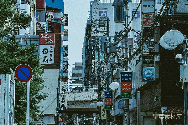 高清摄影 一群人沿着高楼林立的街道行走。