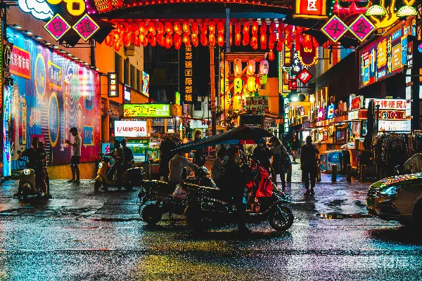 高清摄影 一条街道，两旁是建筑物和路灯。