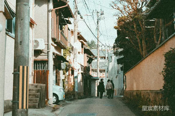 高清摄影 白天，一辆黑色汽车停在白色混凝土建筑旁边。
