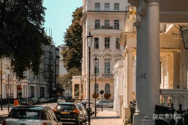 高清摄影 白天，停在米色混凝土建筑旁边的路边的汽车。