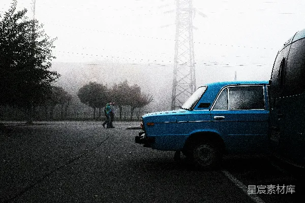 高清摄影 穿着绿色夹克的男人在白天的人行道上行走。