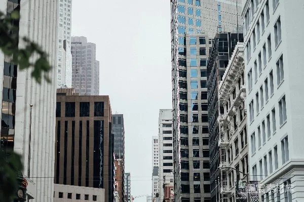 高清摄影 白天时，高架建筑物附近道路上的汽车