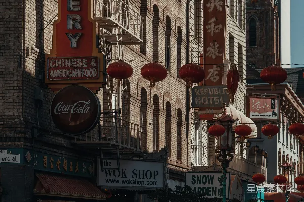 高清摄影 一条街道上挂满了红灯笼。