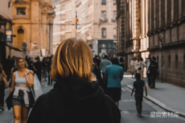 高清摄影 一个人沿着街道走着