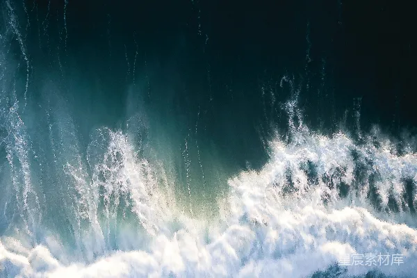白天海水波浪撞击岩石