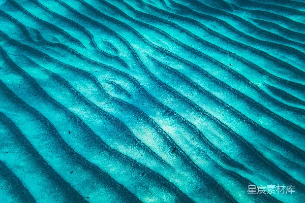 海底阳光照耀下的沙波粼粼