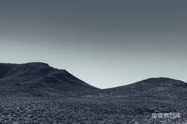 一张黑白照片里的山峦 ranges