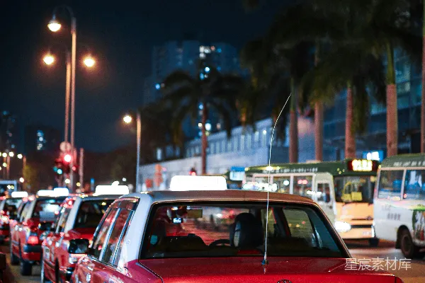 高清摄影 一排停在城市街道上的汽车