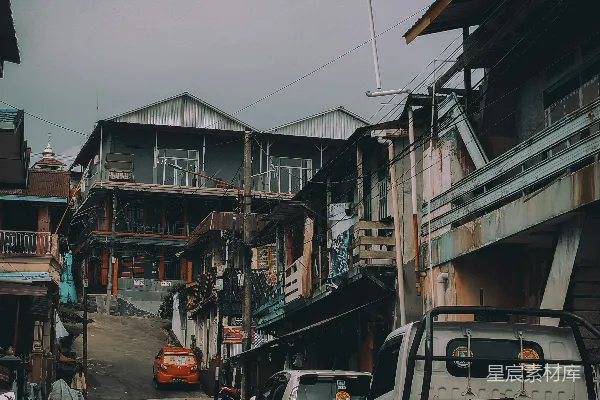 高清摄影 一条街上停满了许多汽车。