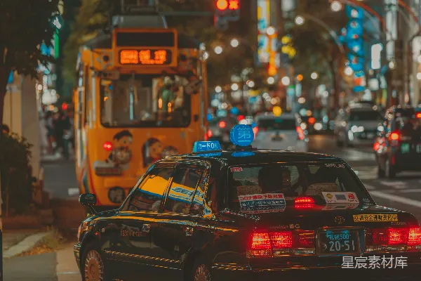 高清摄影 一辆出租车在夜晚的城市街道上行驶