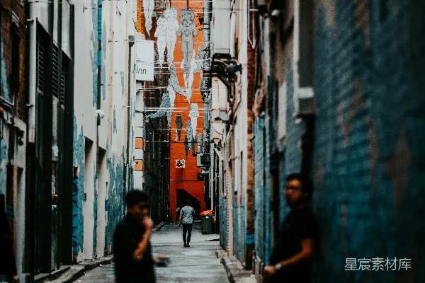 高清摄影 几个人在高楼大厦旁的街道上行走。