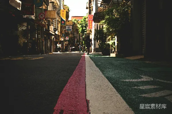 高清摄影 一条街道边上画有红白相间的线条。