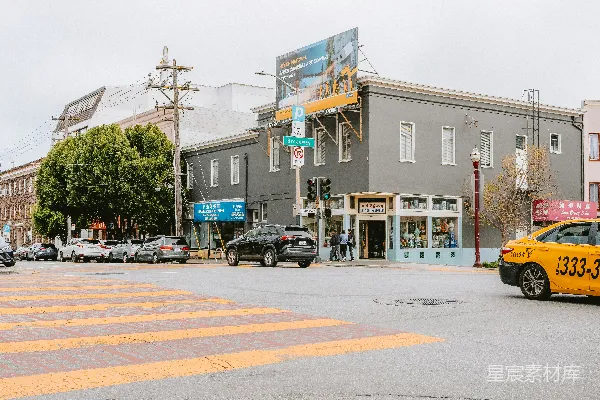 高清摄影 一个云天中的旧金山街道十字路口。