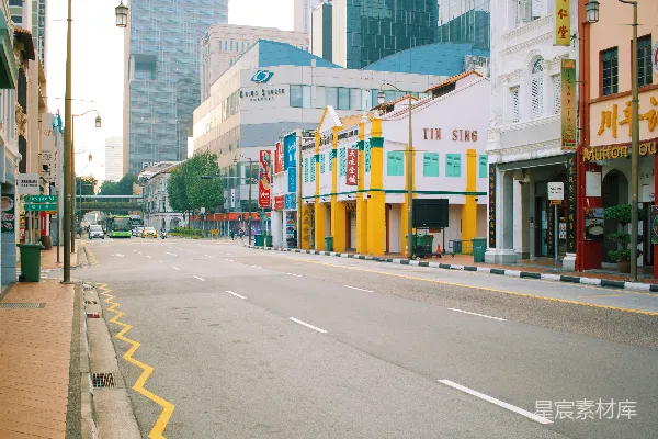 高清摄影 白天建筑物之间的灰色混凝土道路