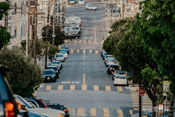 高清摄影 白天，建筑附近道路上的汽车