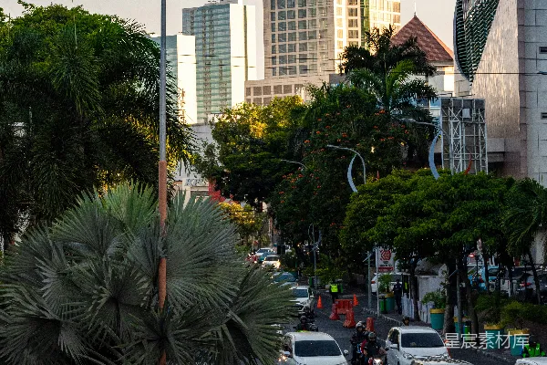 高清摄影 白天街道拐角处的交通景象