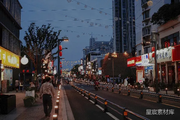 高清摄影 黄昏时分的城市街道，灯光闪烁。
