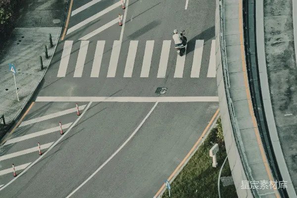 高清摄影 白天道路上的车辆航拍图