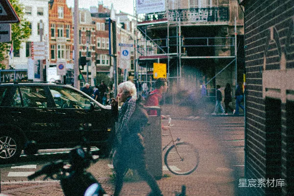 高清摄影 一个骑自行车的人在城市街道上