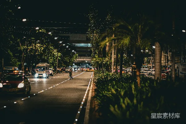 高清摄影 一条街道，两旁有汽车和树木。